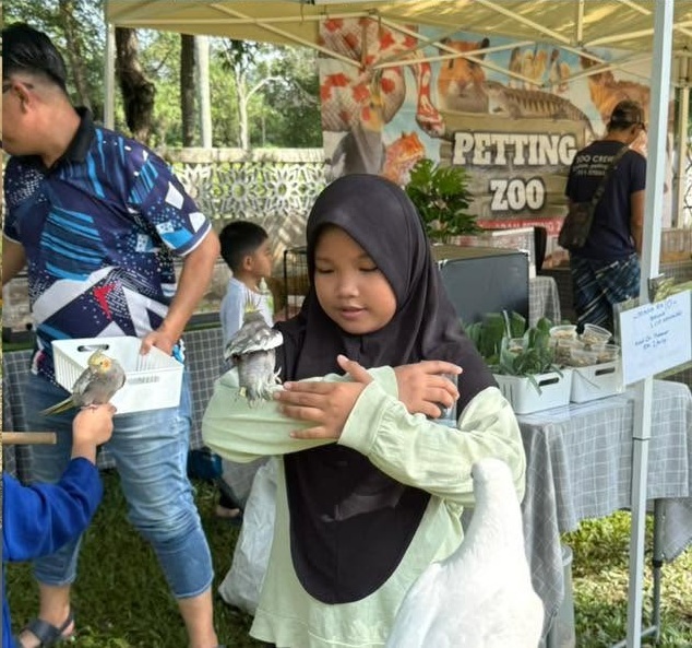 Children discovering animals at the 2025 community programme